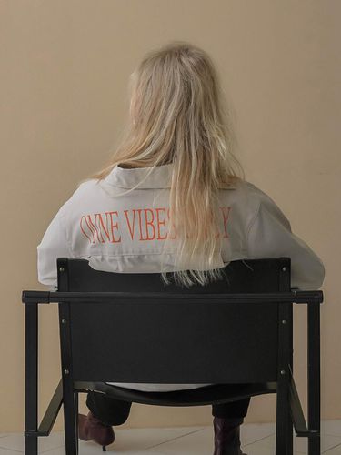 Back Lettering Oversized Shirt_Beige - ONNE - Modalova