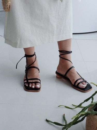 Two Way Strap Sandals Black - february second - Modalova