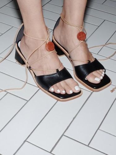 Wood Ornament Strap Sandals Black - february second - Modalova