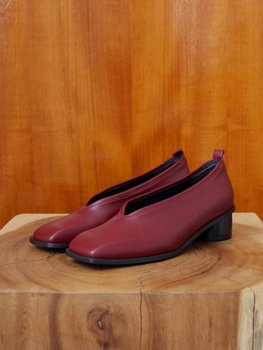 Square V Pumps Burgundy - february second - Modalova