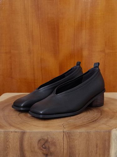 Square V Pumps Black - february second - Modalova