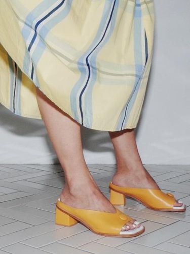 Button Square Mules Yellow - february second - Modalova