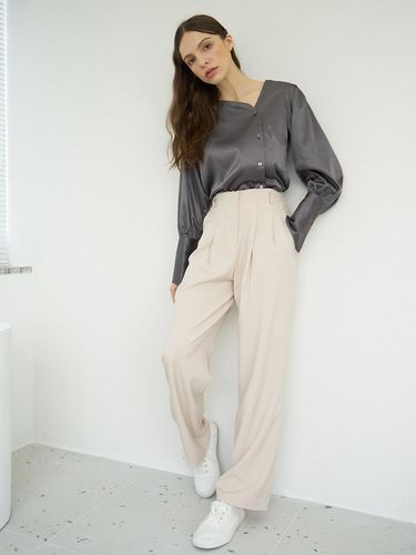 T03 HIGH TUCK PANTS BEIGE - bibyseob - Modalova