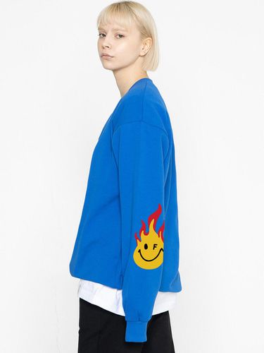 UNISEX] Elbow Fire Smile Sweatshirts_Cobalt Blue - GRAVER - Modalova