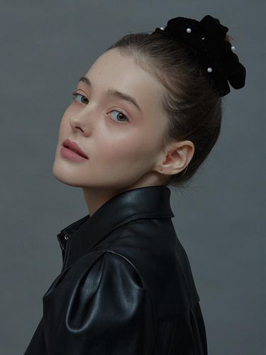 Exclusive]Bella Velvet Pearl Scrunchie - VINTAGE HOLLYWOOD - Modalova