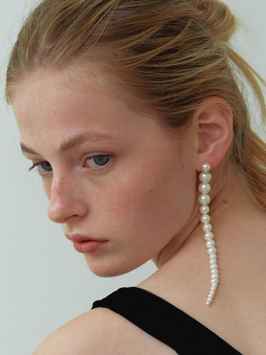 Long Pearl Unbal Earrings - LOVE ME MONSTER - Modalova