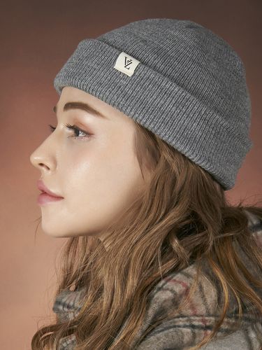 Monogram Label Beanie_Gray - VARZAR - Modalova