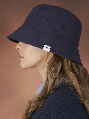 Herringbone Label Bucket Hat_Navy - VARZAR - Modalova