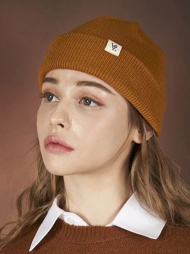 Monogram Label Beanie_Mustard - VARZAR - Modalova