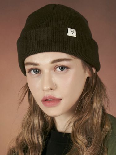 Monogram Label Beanie_Khaki - VARZAR - Modalova