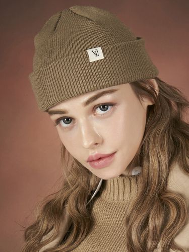 Monogram Label Beanie_Beige - VARZAR - Modalova