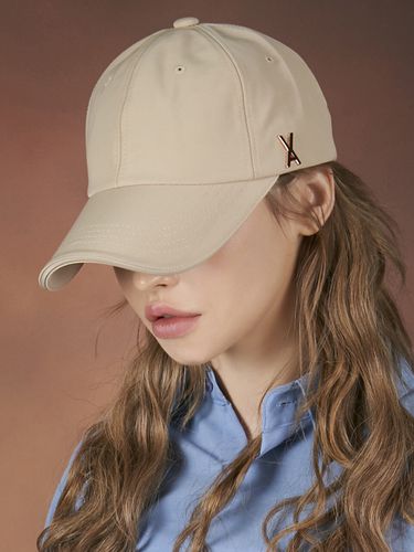 Rosegold Stud Overfit Ball Cap_Beige - VARZAR - Modalova