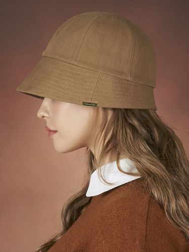 Metal Tip Bell Hat_Brown - VARZAR - Modalova