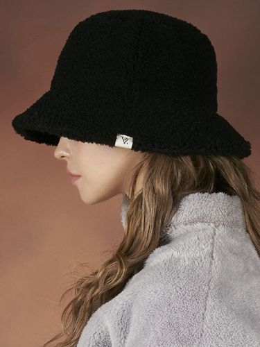 Monogram Label Fleece Bucket Hat_Black - VARZAR - Modalova