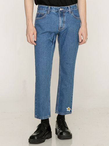 Flower Smile Embroidery Tapered Denim Pants - GRAVER - Modalova