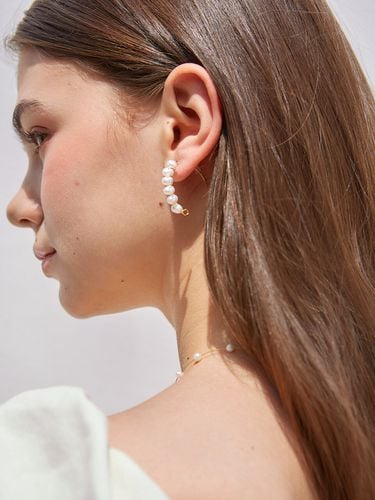 Half Moon Earring - FINDELISE - Modalova