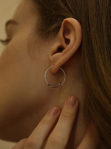 Modern Round Earring E021 - LAZYDAWN - Modalova