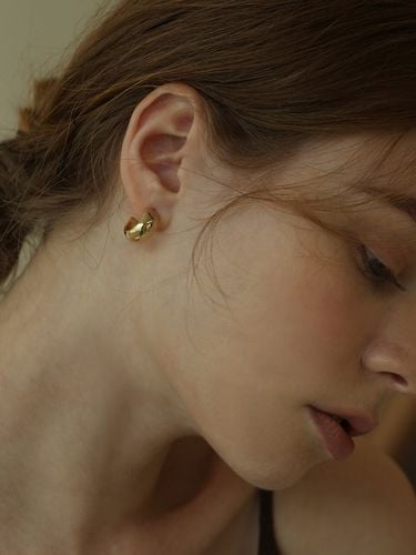 Simple Bold Earring E018 - LAZYDAWN - Modalova