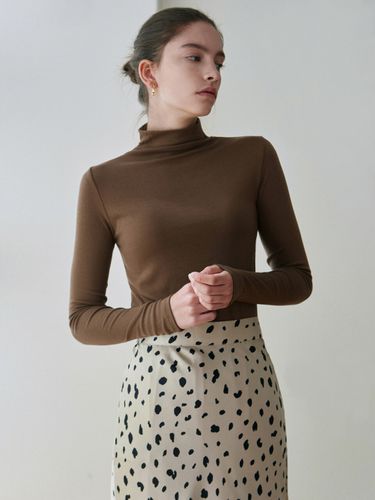 HIGH NECK SLIM TOP_BROWN - NICK&NICOLE - Modalova