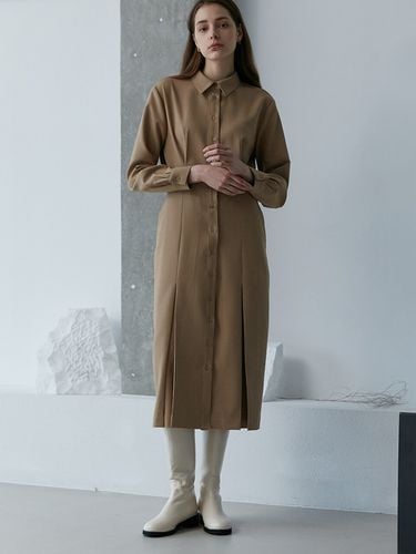 Pleated Shirt Dress_Camel - ourcomos - Modalova