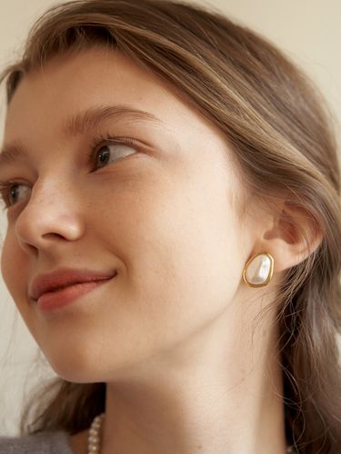 Wave Unbalance Pearl Earring_EC1672 - TATIANA - Modalova