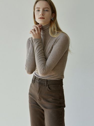 Soft Slim Turtleneck T-shirt_Light Brown - YAN13 - Modalova