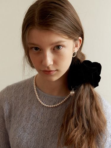 Velvet Pearl Hair Scrunchie_HB0101 - TATIANA - Modalova