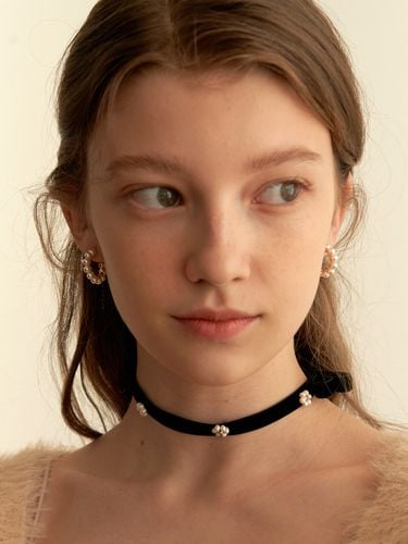 Flower Pearl Velvet Choker_NZ1130 - TATIANA - Modalova