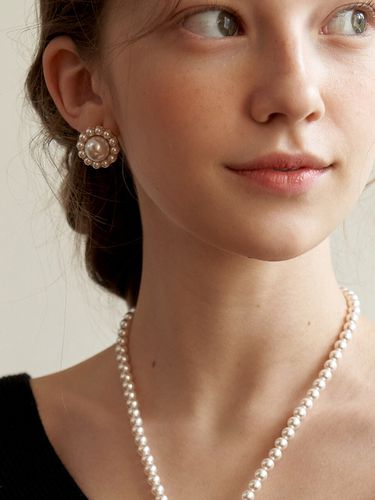 Fleur Pearl Post Earring_EC1673 - TATIANA - Modalova