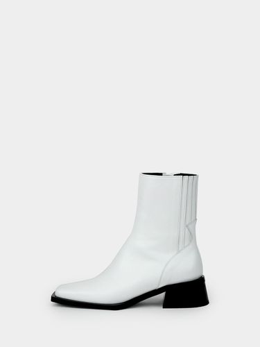 Linn Square Toe Boots (White) - TONNO22 - Modalova