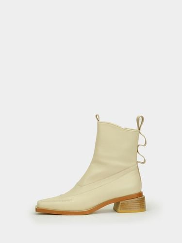 Stina Square Toe Boots (Beige) - TONNO22 - Modalova