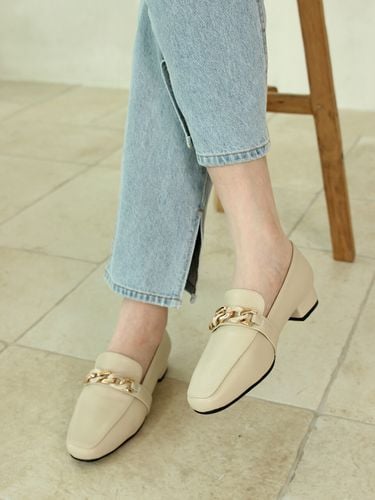 Surprise Chain Loafer (Beige) - CESTI - Modalova