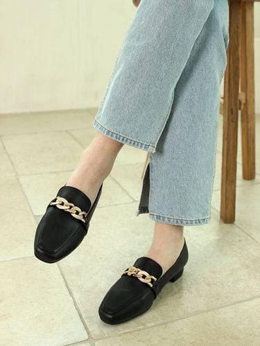 Surprise Chain Loafer (Black) - CESTI - Modalova