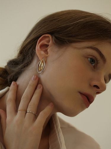 Two-Tone Layered Earring E011 - LAZYDAWN - Modalova