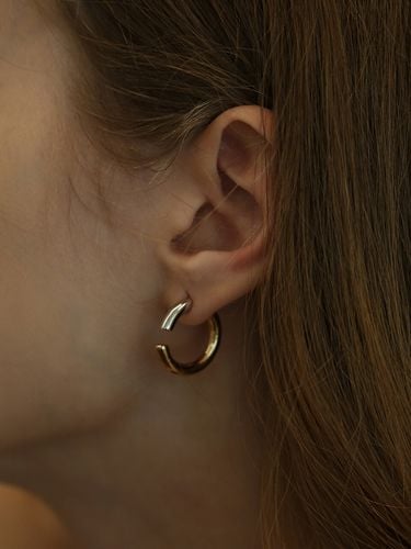 Two-Tone Round Earring E007 - LAZYDAWN - Modalova