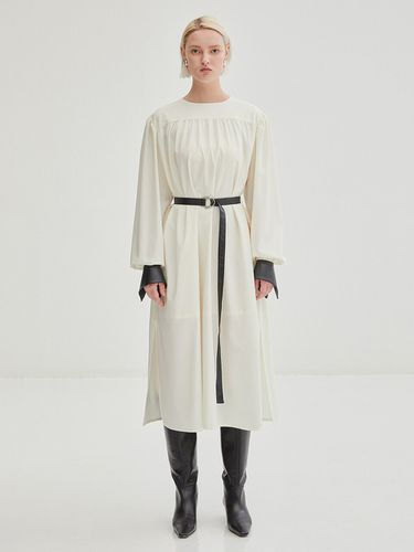 POINTED CUFF SHIRRING BELTED DRESS - ONNE - Modalova