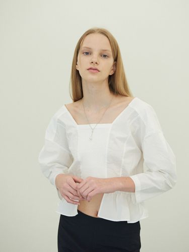 Square Neck Ruffled Blouse_White - SOFT SEOUL - Modalova