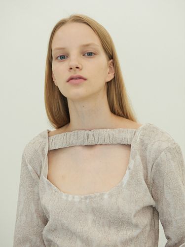 Velvet Crop Top_Cream - SOFT SEOUL - Modalova