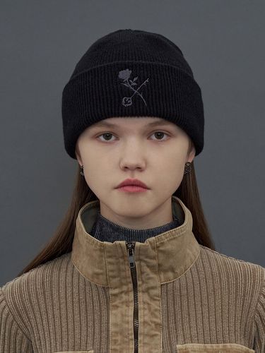 Rose Knit Beanie_Black - UNALLOYED - Modalova