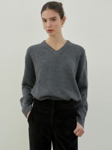 Soft V-neck Sweater_Charcoal - NICK&NICOLE - Modalova