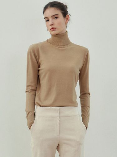 Turtleneck Slim Knit Top_Camel - NICK&NICOLE - Modalova