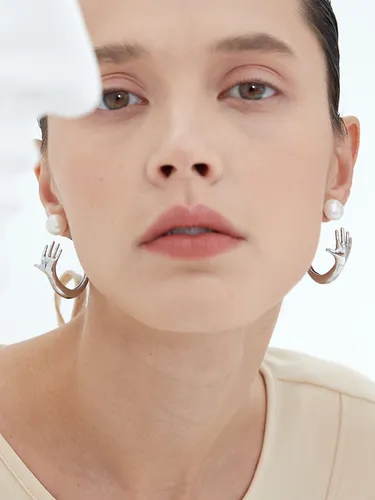 Big Hug Hoop Earrings_Silver - viollina - Modalova