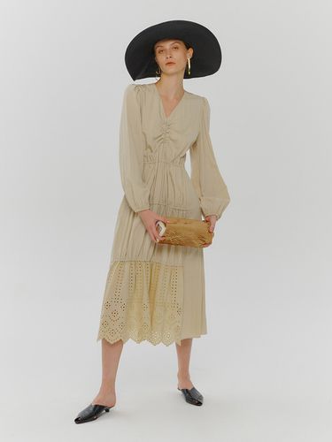 Stair Shirred Punching Dress_Light Beige - ETMON - Modalova