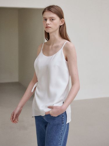 Sleeveless Layered Blouse_White - NILBY P - Modalova