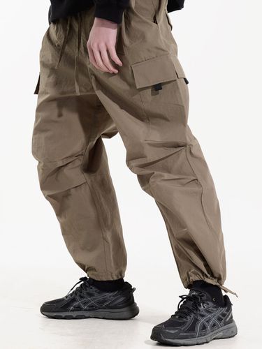 Nylon 2 Tuck Pocket Pants () - PIECEMAKER - Modalova