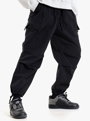 Nylon 2 Tuck Pocket Pants (Black) - PIECEMAKER - Modalova