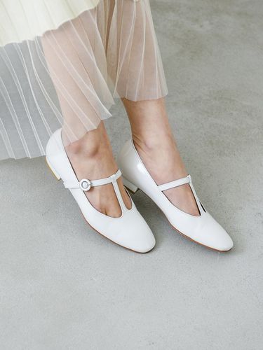 Julie T-Strap Round Flats_White - jeu d`art - Modalova