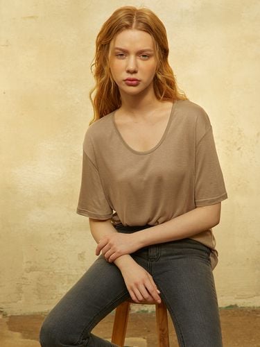 Soft U-neck Silky Half T-shirt_Khaki - 320SHOWROOM - Modalova