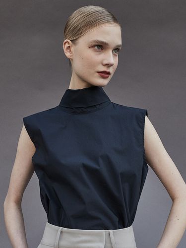 Turtleneck Sleeveless Blouse_Deep Navy - ouie - Modalova