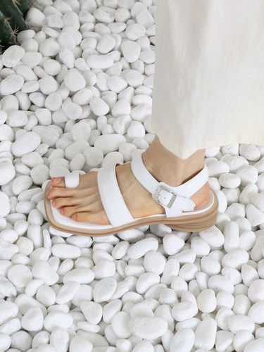 PD Low Sandal_White - MOL:pin - Modalova